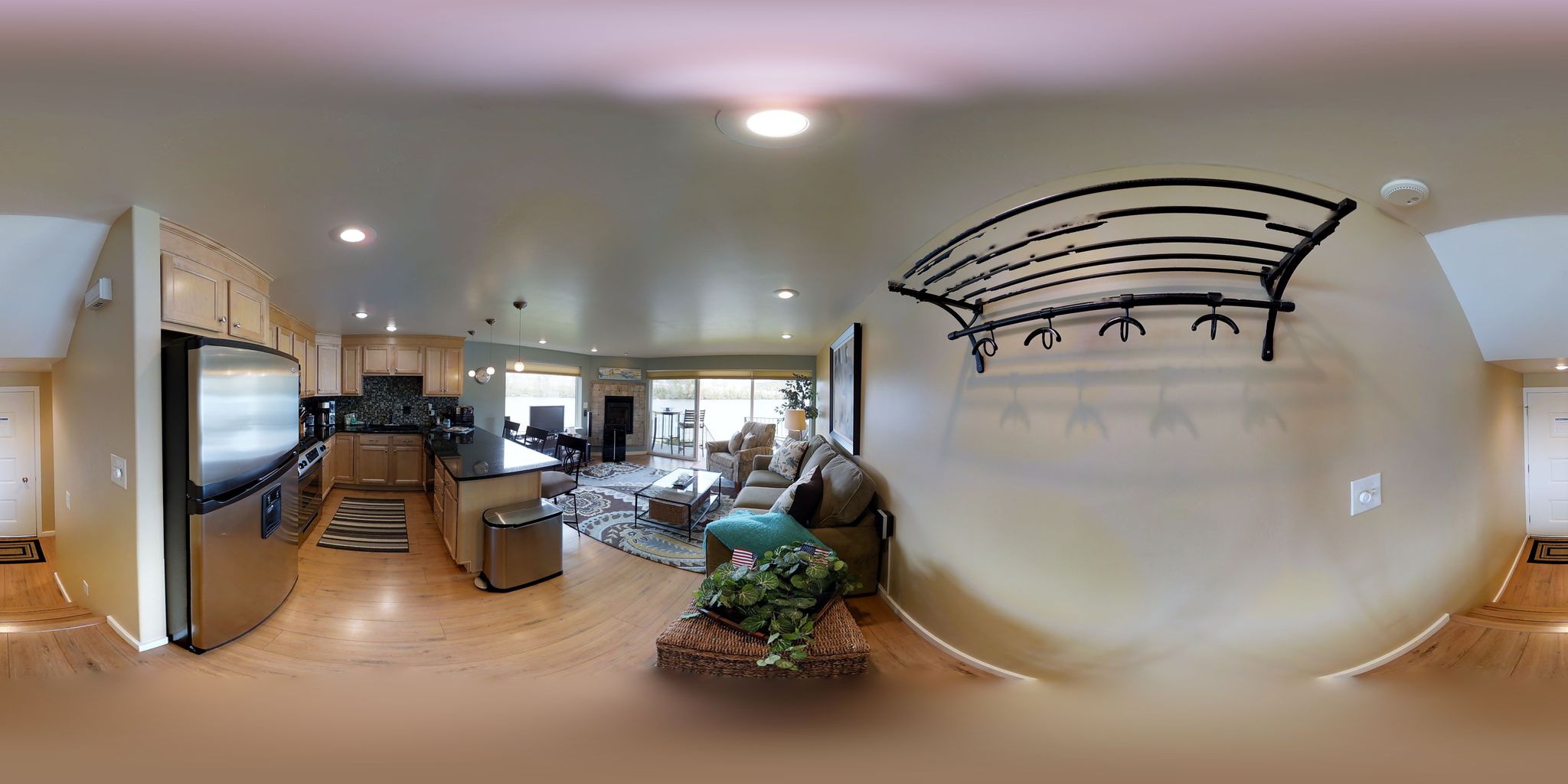 Luxurious waterfront getaway w/ free boat slip, shared pool Sandpoint