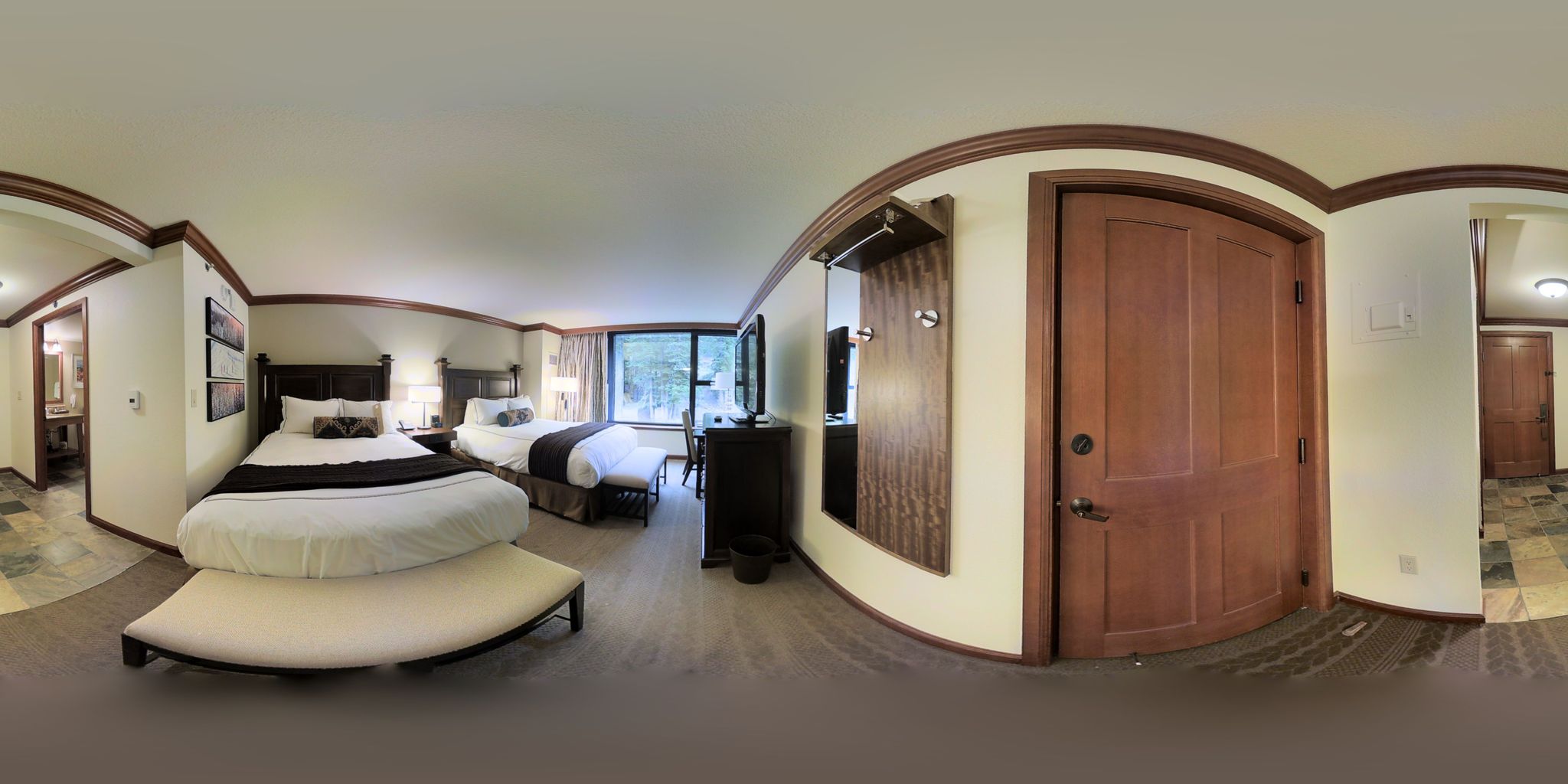 Skiin/skiout access, yearround outdoor pool and hot tubs! Olympic