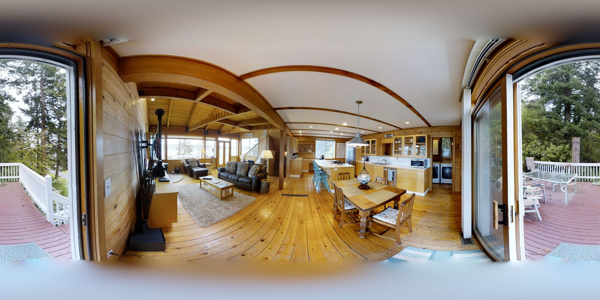 Relaxing beachfront setting to watch wildlife and tides! Kayaks & fun